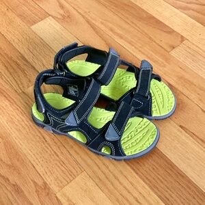 Boy’s size 3 Khombu black and green sandals with adjustable Velcro straps